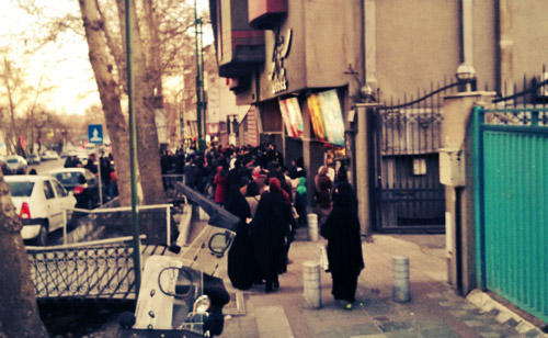 پس از صدای لا اله الا الله پشت تابوت، این‌بار همه برای خرما و حلوا آمده‌اند