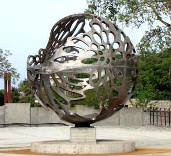 مجسمه عظیم الجثه کورال ساخته هومن مهدی زاده نصب گردید.