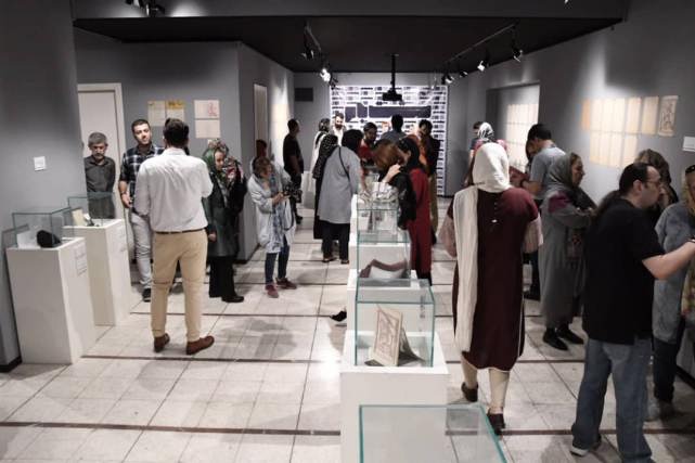 رونمایی نشریه پشت بام در گالری ایده